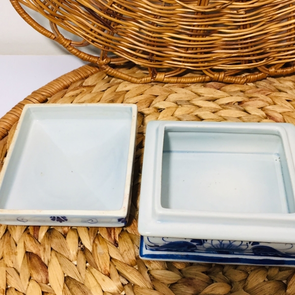 Rare, porcelain box.  Excellent condition.  Check - Picture 9 of 12